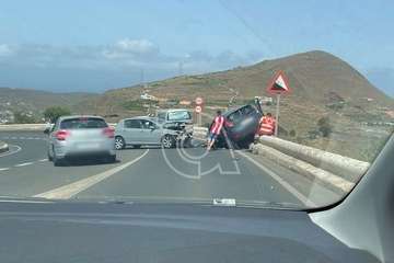  Fuerte colisión frontal entre dos vehículos en la carretera de Telde a Valsequillo/TA.